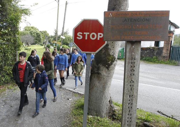 Vecinos de Castiello reúnen más de mil firmas para pedir una línea de autobús