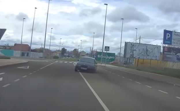 Vídeo: pierde el control de su coche y pone en peligro a una motocicleta