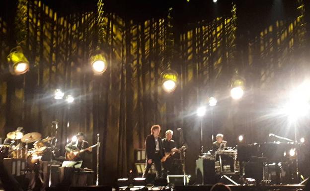 5.000 incondicionales arropan a Bob Dylan en su concierto en Gijón