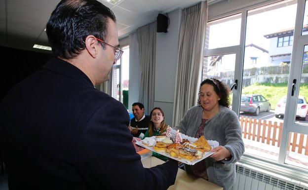 Pasteles y un cumpleaños para celebrar la fiesta de la democracia en Colombres