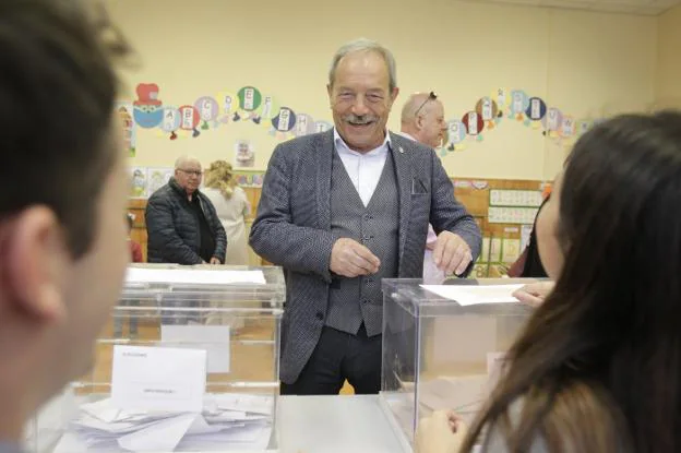 El alcalde de Oviedo, Wenceslao López, votando en el colegio Pablo Miaja. / MARIO ROJAS