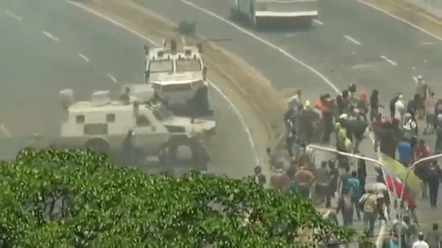 VÍDEO: Una tanqueta arrolla a varios manifestantes en pleno levantamiento en Caracas durante el alzamiento militar en Venezuela