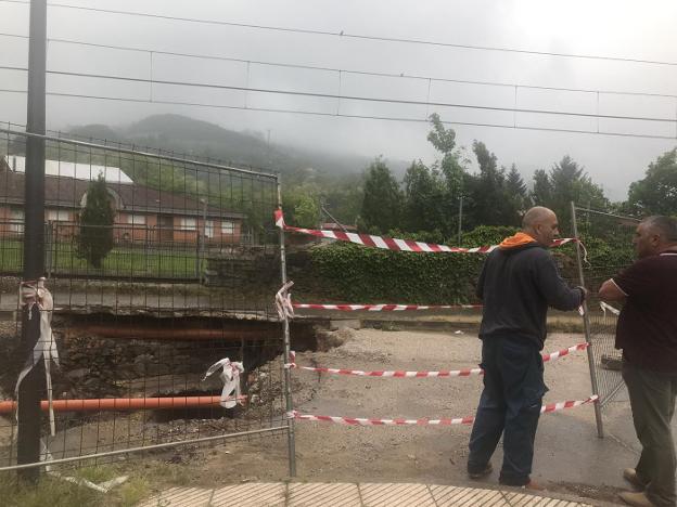 El socavón causado por las fuertes lluvias en Blimea lleva tres meses sin arreglarse