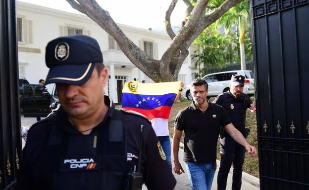 La justicia de Venezuela ordena detener a Leopoldo López, acogido en la Embajada de España