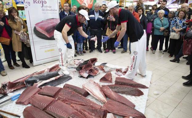 Así se trocea un atún de más de 200 kilos en Gijón