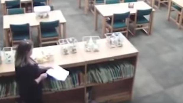 Graban en vídeo a una maestra de infantil dando patadas a una niña de 5 años