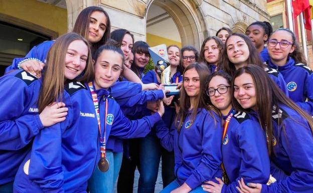 Caluroso homenaje municipal a las cadetes del Liberbank Gijón