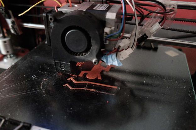 Recreo entre cables e impresoras 3D