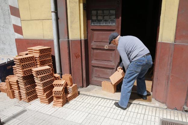 Tapian por completo el edificio okupa de Numa Guilhou tras ser desalojado