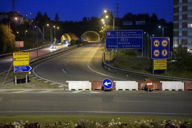 Los cortes por las obras del vial de la AS-II continúan esta noche