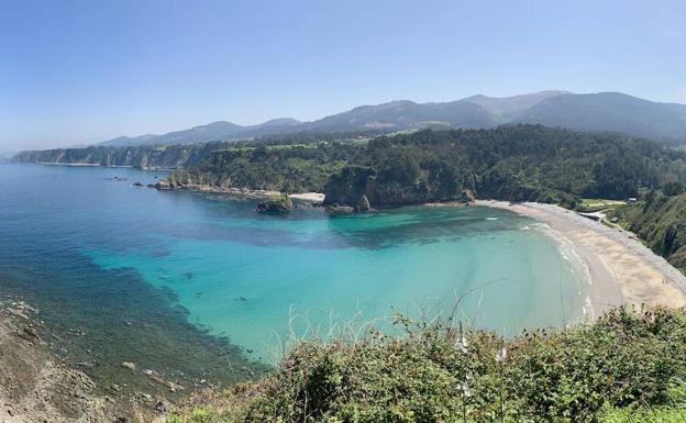 Las playas de Asturias lucirán 12 banderas azules durante este verano, las mismas que el anterior