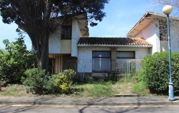 Perlora, tomada por la maleza