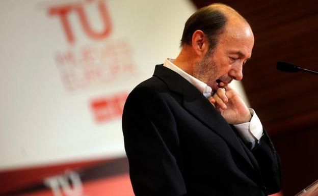 La familia socialista se vuelca con Rubalcaba, que continúa en estado crítico