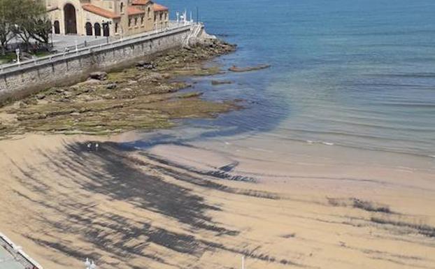 Nuevos restos de carbón en la playa de San Lorenzo