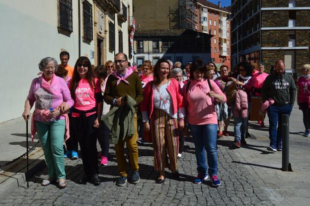 Cangas se viste de rosa y camina para apoyar la lucha contra el cáncer de mama