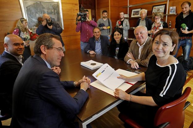 Moriyón firma el plan de vías y lo califica de «proyecto indestructible»