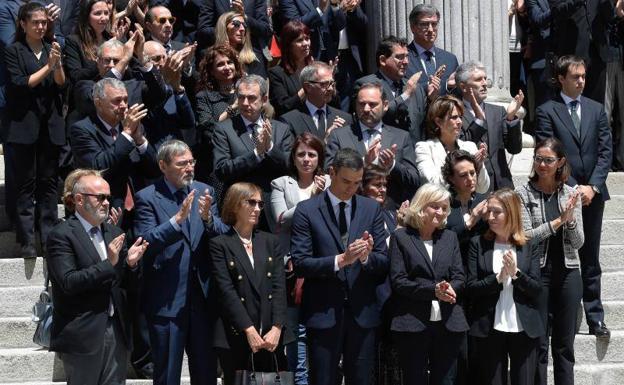 Emoción desbordada en la despedida a Rubalcaba con honores de Estado