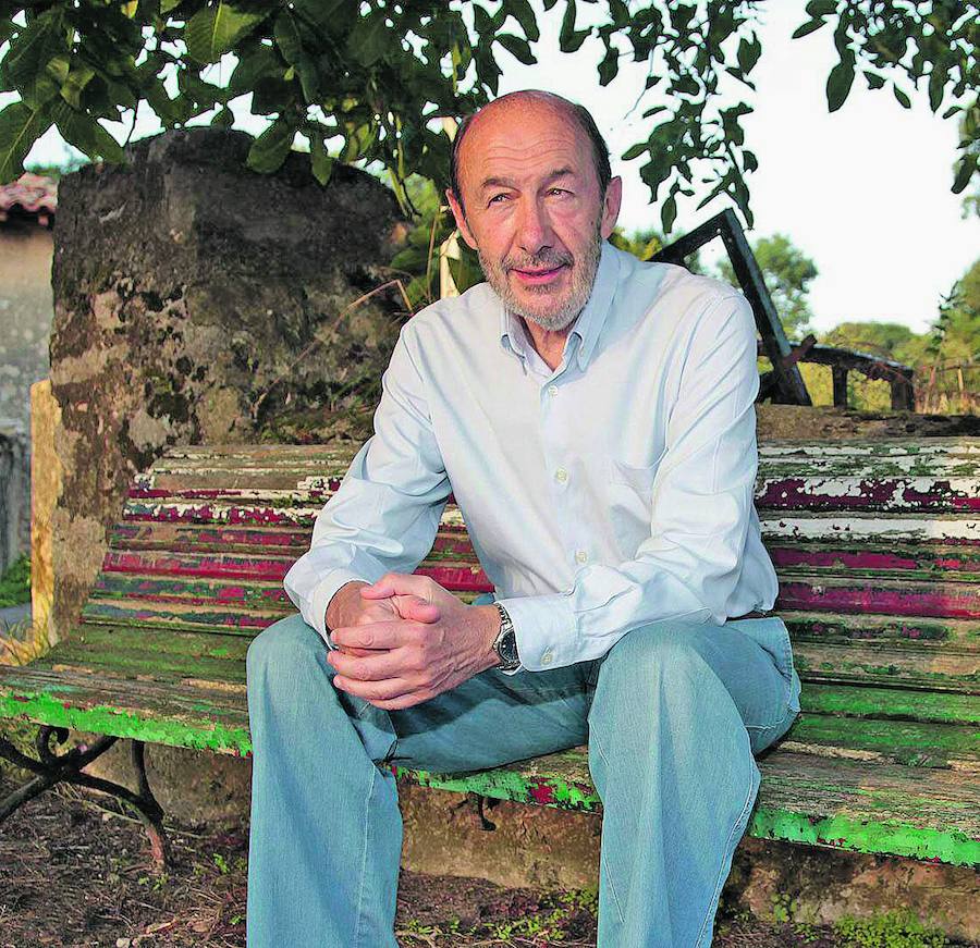 Rubalcaba, el ministro que encontró en Llanes su refugio