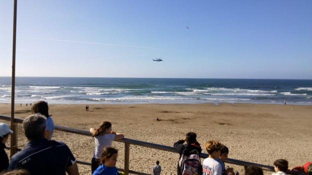 Un surfista rescata a una adolescente de 14 años en la playa de Salinas