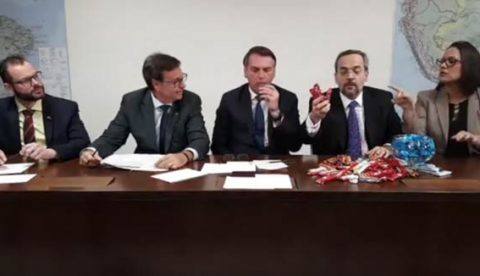 El ministro de Educación brasileño utiliza chocolates para explicar el recorte presupuestario