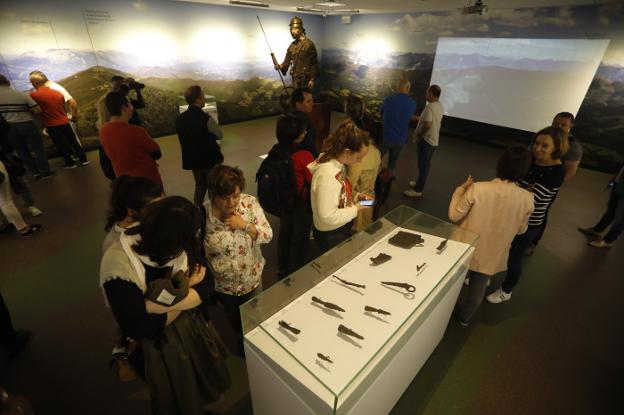 Medio centenar de visitantes alaban la muestra del aula de interpretación de la vía Carisa