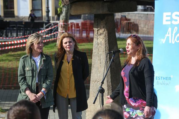 Llamazares quiere crear una Oficina para la Atención al Inmigrante para facilitar su acogida