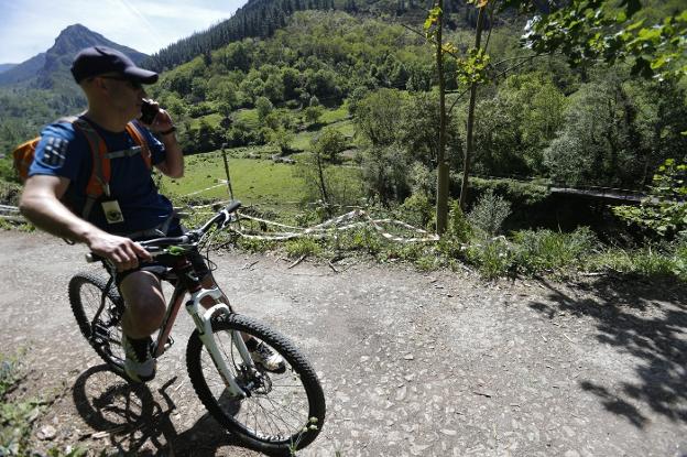 La muerte de un ciclista en la Senda del Oso genera polémica
