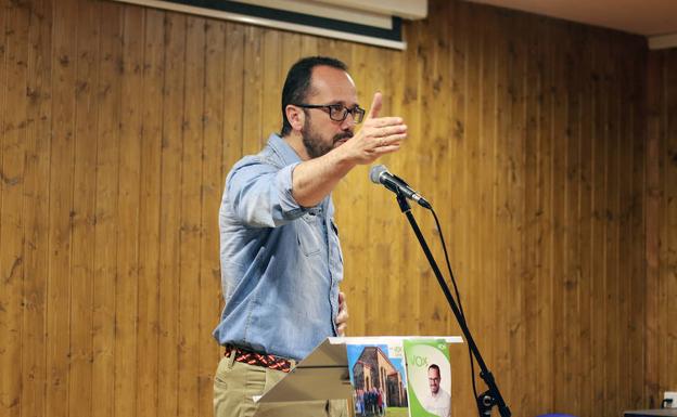 Ignacio Blanco se refiere al candidato del PSOE como «Barbón, el cobardón»