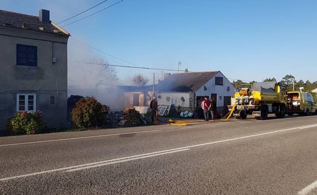 Los bomberos evitan que se calcine una casa en El Franco