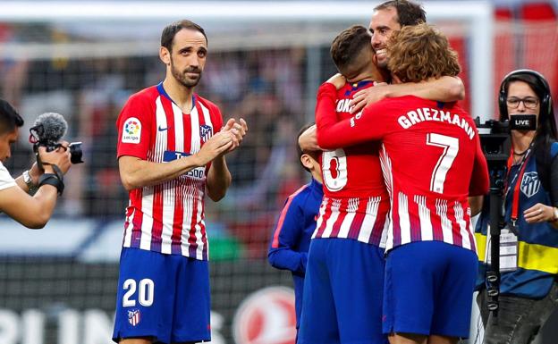 La salida de Juanfran y Godín deja al Atlético y Simeone sin referentes