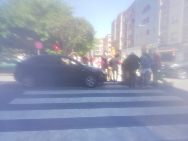 Atropellan a una mujer que cruzó en rojo la calle