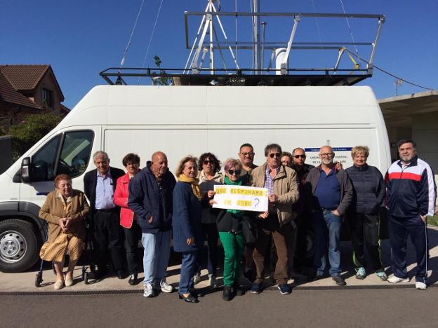 Los vecinos protestan para que el Principado haga públicos los datos de su estación en Jove