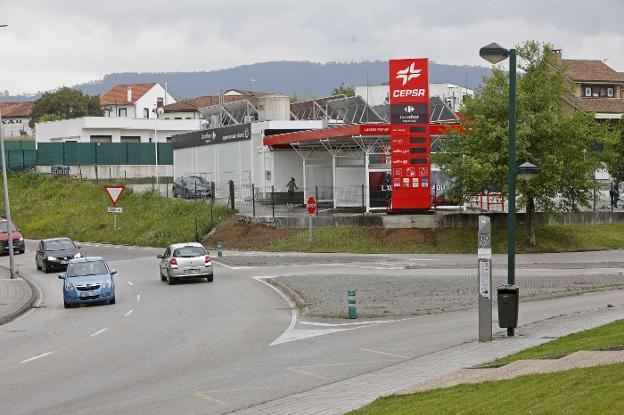 Nueva estaciÃ³n de servicio, que surge como ampliaciÃ³n del lavadero de coches. / ARNALDO GARCÃA