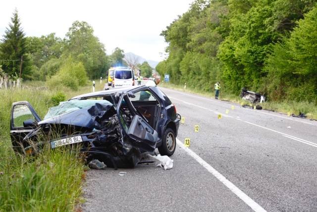 Brutal colisión entre dos vehículos en Nava