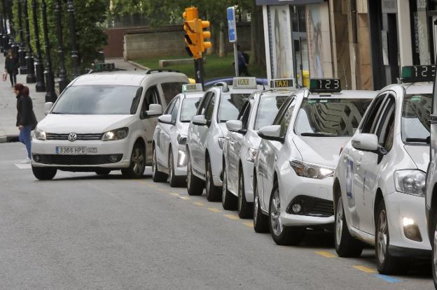 Los taxistas reclaman tarifas fijas para anticiparse a la llegada de Uber y Cabify