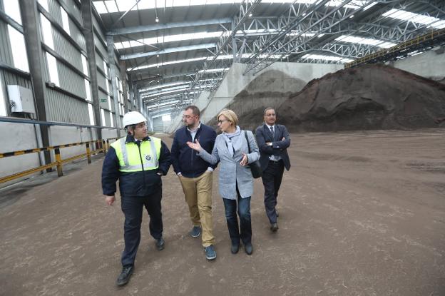 Barbón se compromete a «garantizar el futuro del puerto y de la industria»