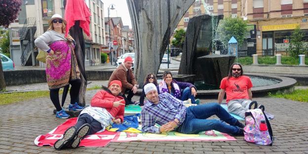 Baño reivindicativo en la fuente de las Cuatro Estaciones
