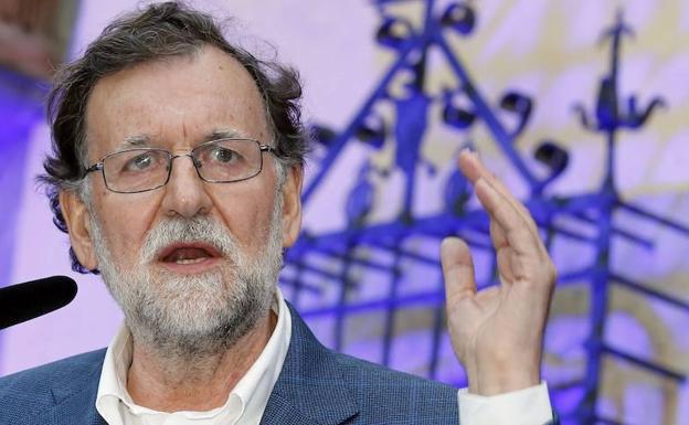 Rajoy alerta del peligro de las fuerzas «bisagristas»