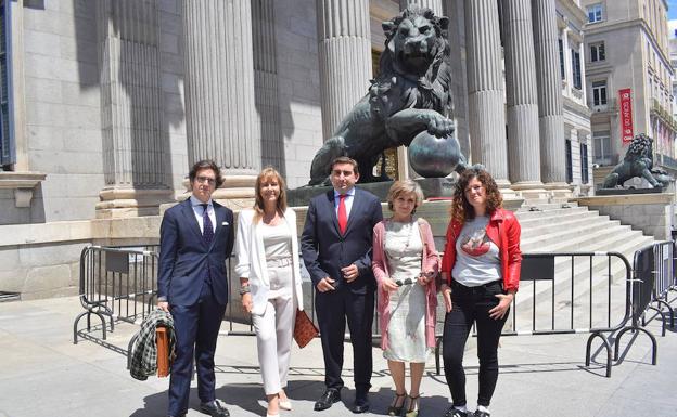 Los diputados asturianos juran o prometen sus cargos en el Congreso en castellano y asturiano