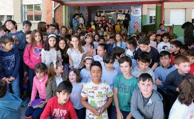 El colegio de La Foz entrega 1.200 euros para la compra de libros para el Sáhara