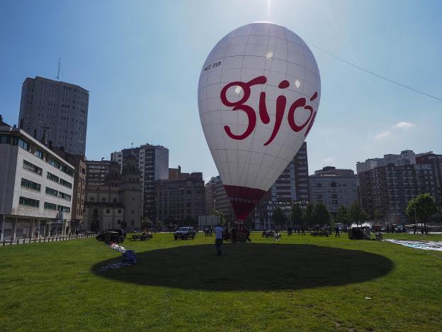 El reto de recoger arena desde un globo llega a San Lorenzo