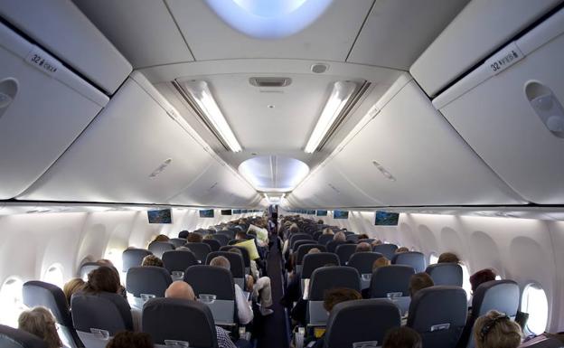 Muere una mujer en el interior de un avión antes del despegue