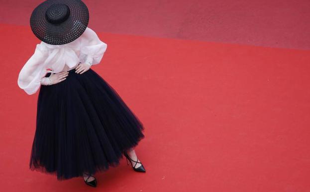 Elle Fanning se desmaya en Cannes por llevar un vestido «demasiado ajustado»