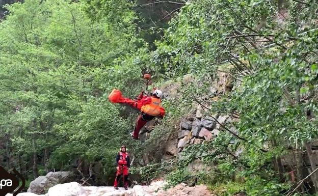 El senderista holandés herido en la Senda del Oso está en la UCI en estado «grave»