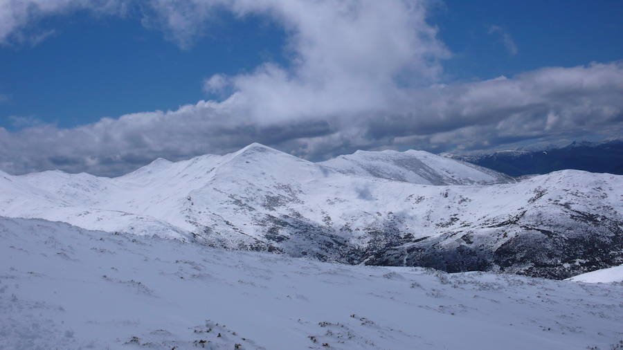 Nieve en la montaña asturiana en pleno mayo