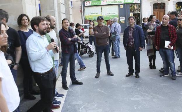 La candidatura morada firma un código ético para renunciar a «privilegios»