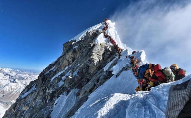 Interminable cola para hacer cumbre en el Everest