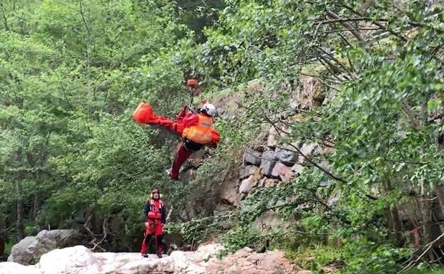 La esposa del hombre herido en la Senda del Oso: «No se subió a la valla, se apoyó y la barandilla cedió»