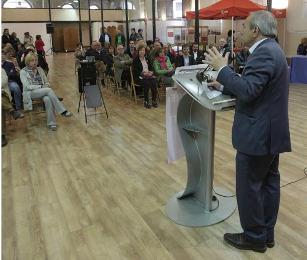 López se compromete a regular la actividad de los apartamentos turísticos