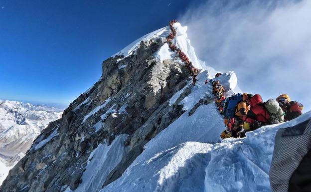 «Murió agotado. Estuvo 12 horas en un atasco para llegar a la cima del Everest»